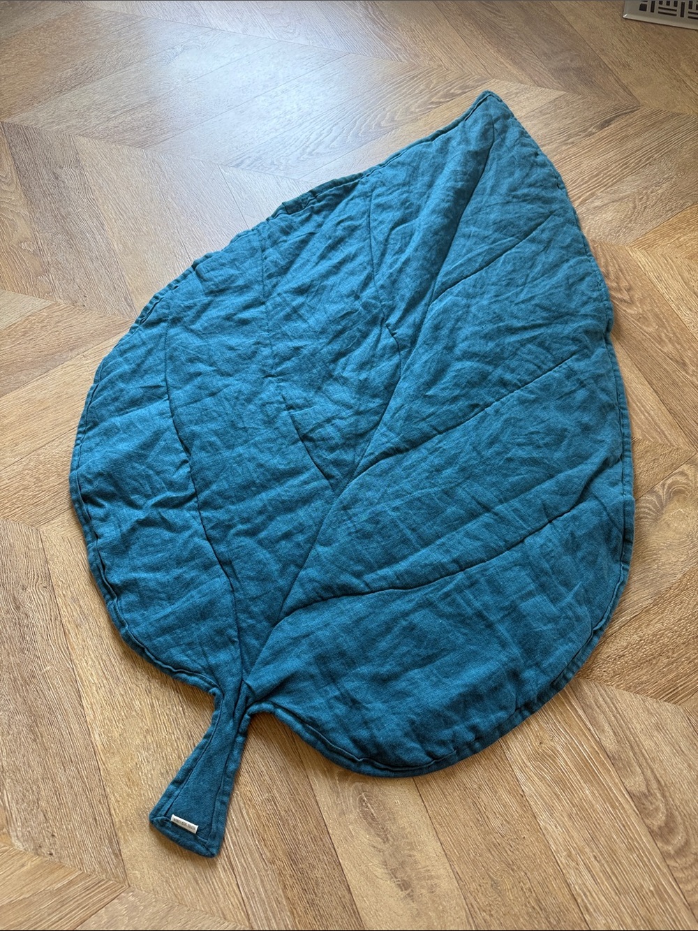 Leaf-Shaped Quilted Floor Mat in Teal - Picture 3 of 3